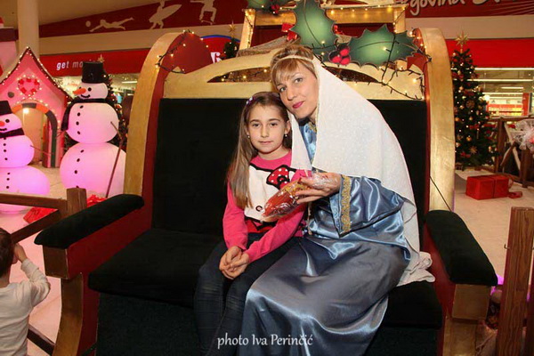 Sv. Luce razveselila mališane u Supernova centru, Foto: Iva Perinčić Sv. Luce razveselila mališane u Supernova centru, Foto: Iva Perinčić