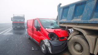 Zagreb, 161111.
Zagrebacka obilaznica, smjer istok, na mostu prije cvora Ivanja Reka, u jutrosnjoj magli oko 7 i 30 sati , sudarilo se dvadesetak automobila, a ozlijedjeno je vise osoba.
Foto: Goran Mehkek / Cropix