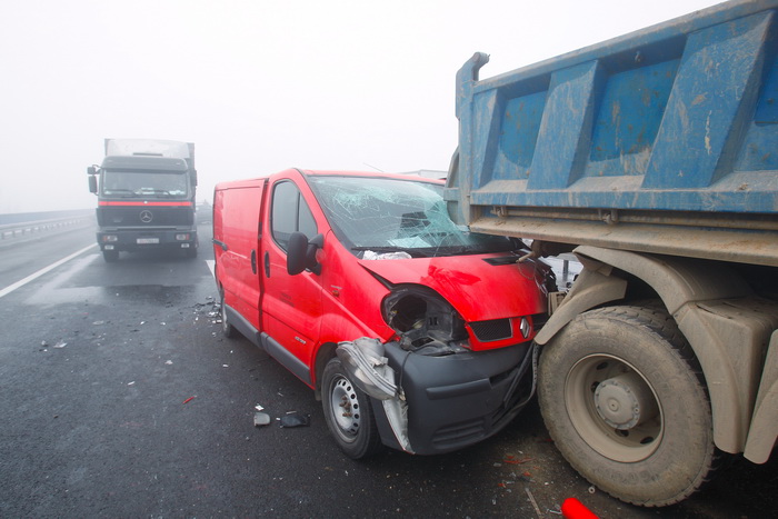 Zagreb, 161111.
Zagrebacka obilaznica, smjer istok, na mostu prije cvora Ivanja Reka, u jutrosnjoj magli oko 7 i 30 sati , sudarilo se dvadesetak automobila, a ozlijedjeno je vise osoba.
Foto: Goran Mehkek / Cropix