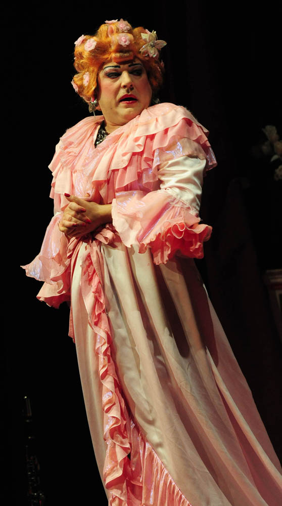 Zadar, 12.11.2012. snimio: Nenad Marčev
SATIRIČKO KAZALIŠTE KEREMPUH
Jean Poiret:
Krletka, komedija
redatelj: Krešimir Dolenčić
igraju: Ž. Königsknecht, H. Kečkeš, M. Mirković,
I. Đuričić, L. Petrušić, B. Perić, V. Čokljat,
M. Posavec Zadar, 12.11.2012. snimio: Nenad Marčev
SATIRIČKO KAZALIŠTE KEREMPUH
Jean Poiret:
Krletka, komedija
redatelj: Krešimir Dolenčić
igraju: Ž. Königsknecht, H. Kečkeš, M. Mirković,
I. Đuričić, L. Petrušić, B. Perić, V. Čokljat,
M. Posavec