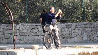 Može li bivši James Bond ‘proći’ kao obični turist? Pierce Brosnan na Visu pokazao još jedan talent