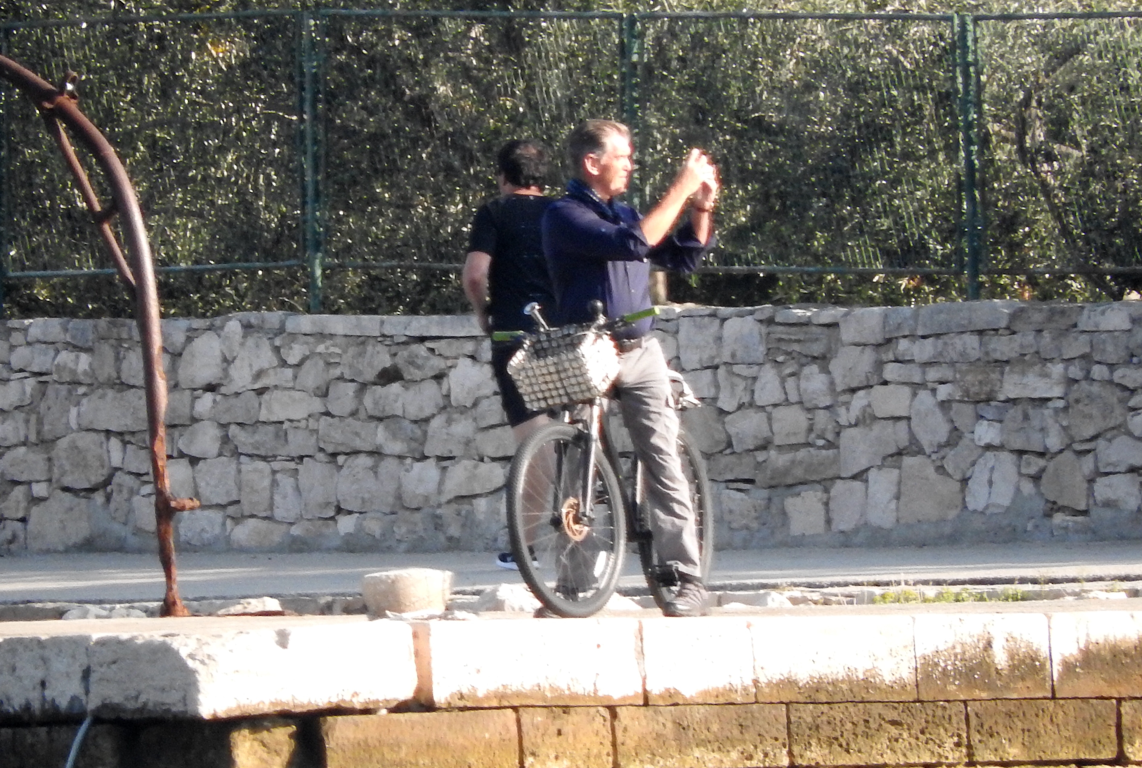 Može li bivši James Bond ‘proći’ kao obični turist? Pierce Brosnan na Visu pokazao još jedan talent