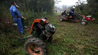 Orahovica, 171010.
Nedaleko od orahovackog jezera na obroncima brda Ruzica grada odrzana je cetvrta po redu utrka motokultivatora i specijalnih vozila koja su izradjena od motora mjesalice za beton i mjenjaca automobila Lada Niva. Namjera organizatora utr
