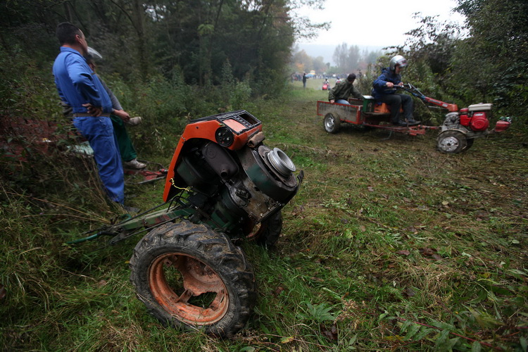Orahovica, 171010.
Nedaleko od orahovackog jezera na obroncima brda Ruzica grada odrzana je cetvrta po redu utrka motokultivatora i specijalnih vozila koja su izradjena od motora mjesalice za beton i mjenjaca automobila Lada Niva. Namjera organizatora utr