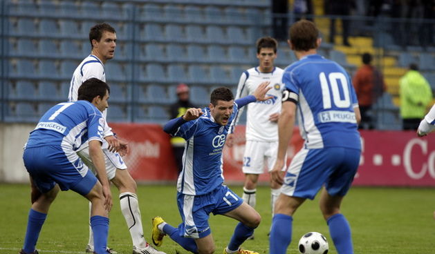 Varazdin, 080510.
Na gradskom stadionu u Varazdinu igra se 29. kolo prve HNL izmedju Varteksa i Zadra. Varteks je pobjedio 1:0 pogotkom Matije Smrekara.
Na slici: Matija Smrekar.
Foto: Zeljko Hajdinjak / CROPIX