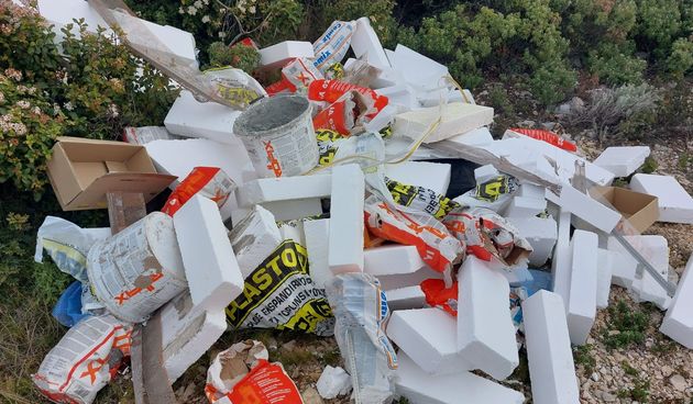 Na Pašmanu ponovno ilegalni otpad, iz Općine traže pomoć u pronalasku počinitelja