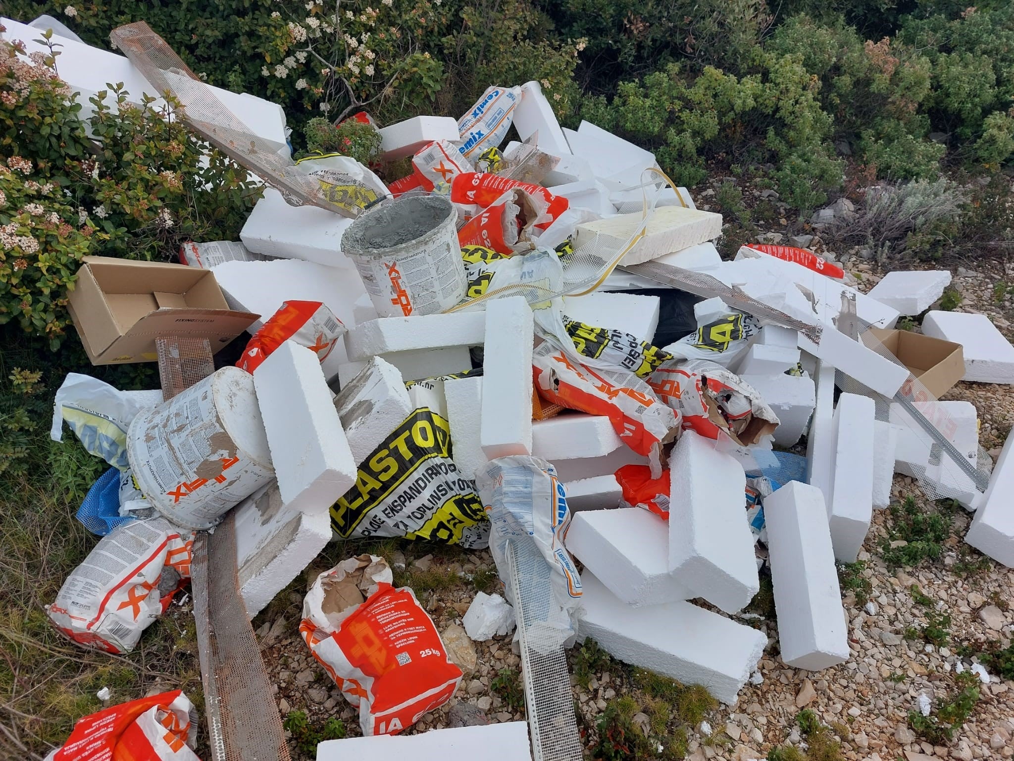 Na Pašmanu ponovno ilegalni otpad, iz Općine traže pomoć u pronalasku počinitelja Na Pašmanu ponovno ilegalni otpad, iz Općine traže pomoć u pronalasku počinitelja