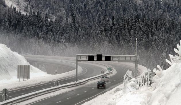 Mrkopalj – Autocesta Rijeka-Zagreb. Vremenska nepogoda u Gorskom kotaru. Razne sluzbe i mjestani uklanjaju posljedice ledene kise i snijega. Photo: Goran Kovacic/PIXSELL