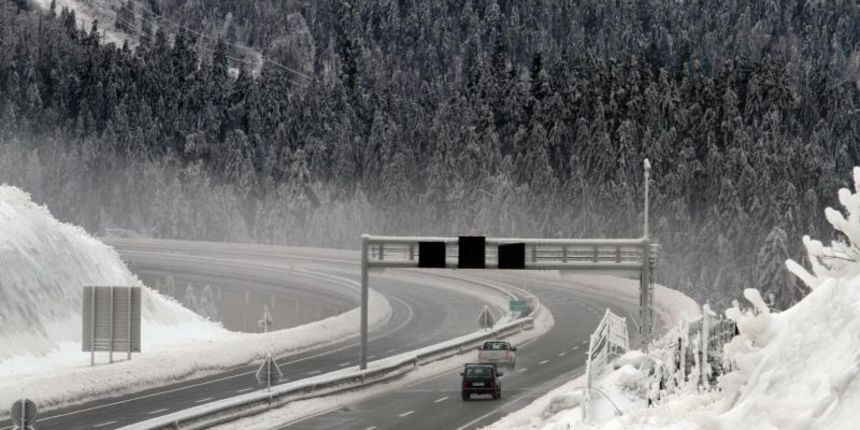 Mrkopalj – Autocesta Rijeka-Zagreb. Vremenska nepogoda u Gorskom kotaru. Razne sluzbe i mjestani uklanjaju posljedice ledene kise i snijega. Photo: Goran Kovacic/PIXSELL Mrkopalj – Autocesta Rijeka-Zagreb. Vremenska nepogoda u Gorskom kotaru. Razne sluzbe i mjestani uklanjaju posljedice ledene kise i snijega. Photo: Goran Kovacic/PIXSELL