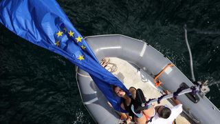 30.06.2013., Zadar – Povodom ulaska Republike Hrvatske u Europsku uniju mladic i djevojka skocili su s Maslenickog mosta sa zastavom Europske unije, dok je mladi Britanac skocio sa hrvatskom zastavom. Photo: Filip Brala/PIXSELL Autor  Filip Brala/PIXSEL