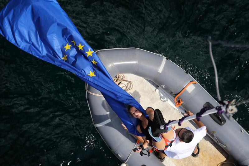 30.06.2013., Zadar – Povodom ulaska Republike Hrvatske u Europsku uniju mladic i djevojka skocili su s Maslenickog mosta sa zastavom Europske unije, dok je mladi Britanac skocio sa hrvatskom zastavom. Photo: Filip Brala/PIXSELL Autor  Filip Brala/PIXSEL