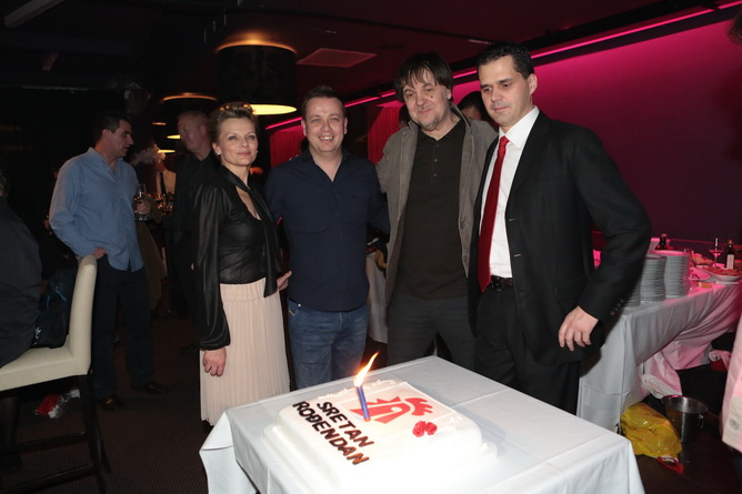 Najslušaniji radio u Hrvatskoj sinoć je u zagrebačkom Green Goldu proslavio 16. rođendan! Uz najbolju domaću glazbu, velika obitelj Narodnog radija priredila je feštu za pamćenje, a rođendansku čestitku uz pjesmu točno u ponoć uputili Tatjana Jurić i Davo Najslušaniji radio u Hrvatskoj sinoć je u zagrebačkom Green Goldu proslavio 16. rođendan! Uz najbolju domaću glazbu, velika obitelj Narodnog radija priredila je feštu za pamćenje, a rođendansku čestitku uz pjesmu točno u ponoć uputili Tatjana Jurić i Davo