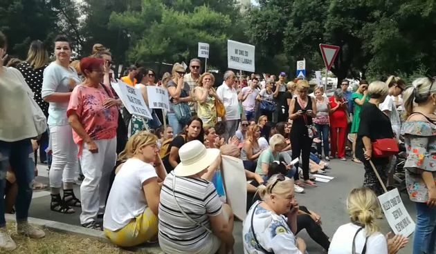 Prosvjednici na Pujankama blokirali cestu pred zgradom u kojoj maleni Cesare čeka ovrhu (thumbnail)