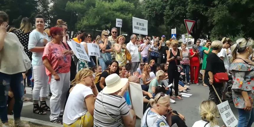 Prosvjednici na Pujankama blokirali cestu pred zgradom u kojoj maleni Cesare čeka ovrhu (thumbnail)