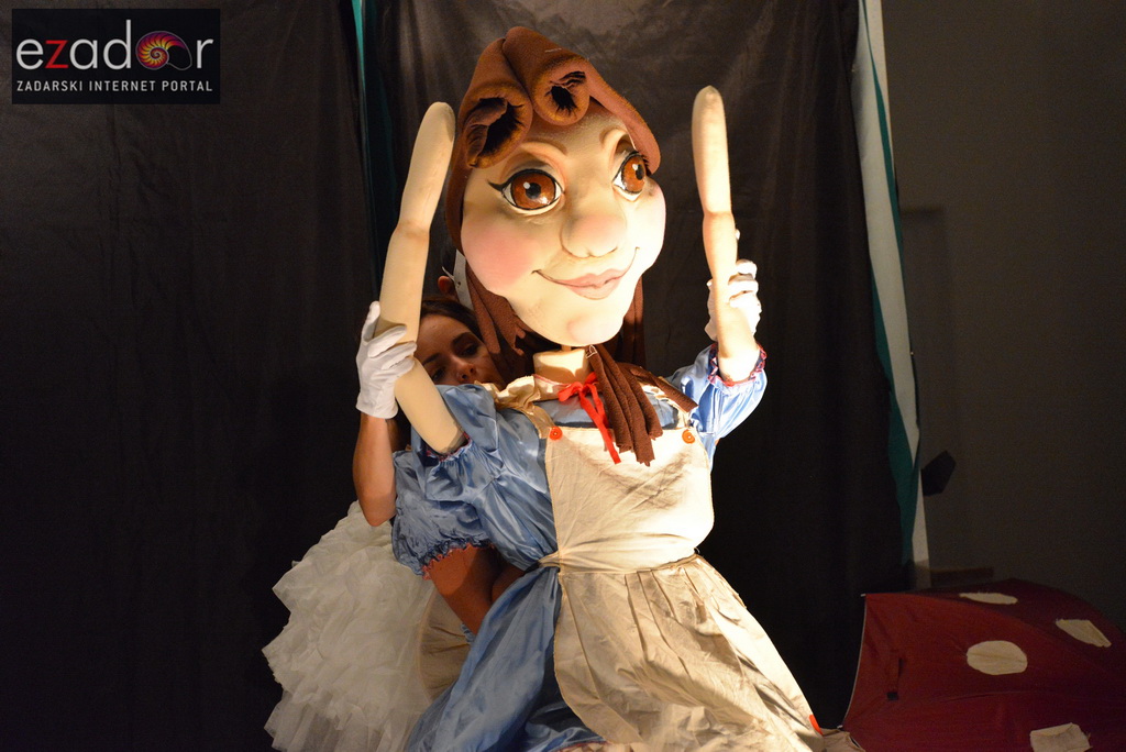 Stanarska fešta 2017: Predstava “U zemlji čudesa” Teatra Dragon Stanarska fešta 2017: Predstava “U zemlji čudesa” Teatra Dragon