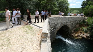 Zadar, 170610.
Danas je Ante Zupan, gradonacelnik Obrovca u pratnji s zupanom Zadarske zupanije Stipom Zrilicem i vise gostiju te zupanijskih duznosnika svecano otvorio vise infrastrukturnih objekata.
Foto: Vladimir Ivanov / CROPIX