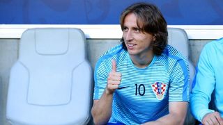 U dvoboju zadnjeg, 3. kola D skupine EURA u Bordeauxu igraju nogometaši Hrvatske i Španjolske (1-1).   Pred 40.000 gledatelja na stadionu Matmut Atlantic sudi Bjorn Kuipers.    Strijelci: 0-1 Morata (7), 1-1 Kalinić (45)