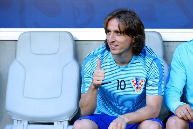 U dvoboju zadnjeg, 3. kola D skupine EURA u Bordeauxu igraju nogometaši Hrvatske i Španjolske (1-1).   Pred 40.000 gledatelja na stadionu Matmut Atlantic sudi Bjorn Kuipers.    Strijelci: 0-1 Morata (7), 1-1 Kalinić (45)