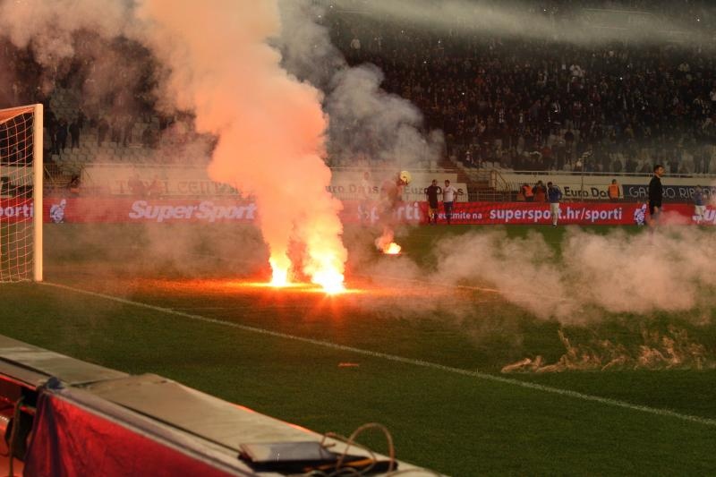 Bakljada i neredi na utakmici Hajduk – Dinamo