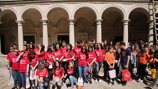 Zadarski maturanti donirali brašno Socijalnoj samoposluzi Zadarski maturanti donirali brašno Socijalnoj samoposluzi