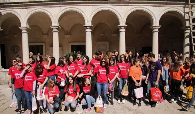 Zadarski maturanti donirali brašno Socijalnoj samoposluzi