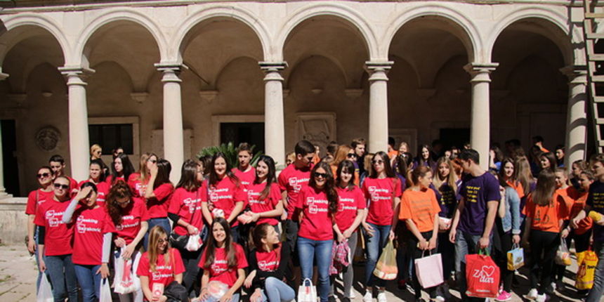 Zadarski maturanti donirali brašno Socijalnoj samoposluzi Zadarski maturanti donirali brašno Socijalnoj samoposluzi