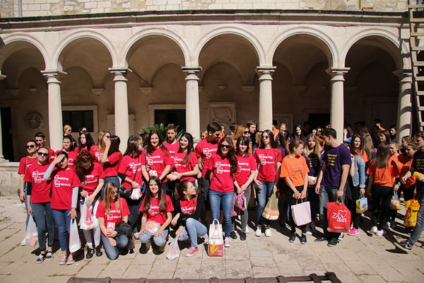 Zadarski maturanti donirali brašno Socijalnoj samoposluzi Zadarski maturanti donirali brašno Socijalnoj samoposluzi