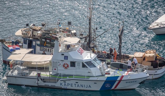 Brod lucke kapetanije pored kocarice koja se zapalila u Sustipanu