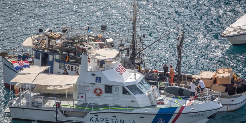 Brod lucke kapetanije pored kocarice koja se zapalila u Sustipanu
