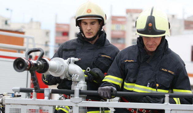 Zadar, 040510.
Danas su zadarski vatrogasci uprilicili primanje za uzvanike povodom Dana sv. Florijana i tom prilikom izveli nekoliko vjezbi gasenja pozara.
 Foto : Vladimir Ivanov / CROPIX