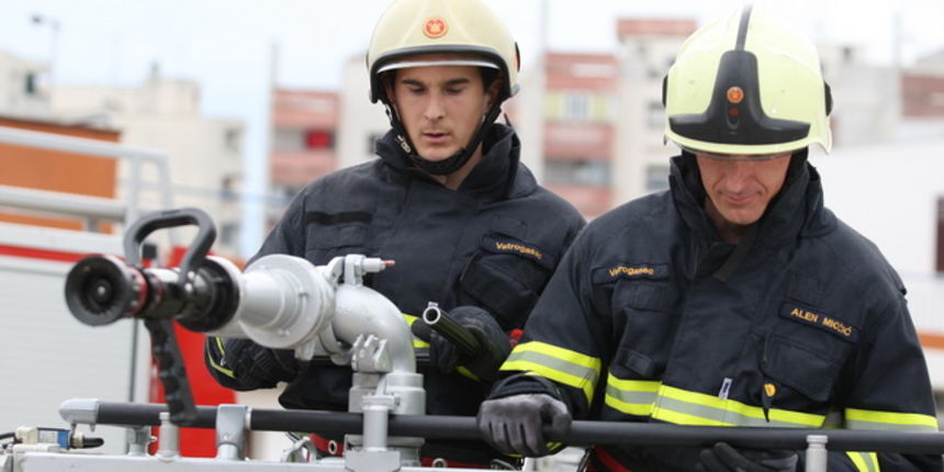 Zadar, 040510.
Danas su zadarski vatrogasci uprilicili primanje za uzvanike povodom Dana sv. Florijana i tom prilikom izveli nekoliko vjezbi gasenja pozara.
 Foto : Vladimir Ivanov / CROPIX