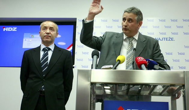 Zagreb, 221012.Sjediste Hrvatske demokratske zajednice, Trg zrtava fasizma 4.Predsjednik HDZ-a Tomislav Karamarkona konferenciji za medije povodom afere ” Prisluskivanje”.Na fotografiji: General Damir Krsticevic i Tomislav Karamarko.Foto: Ronald Gorsi