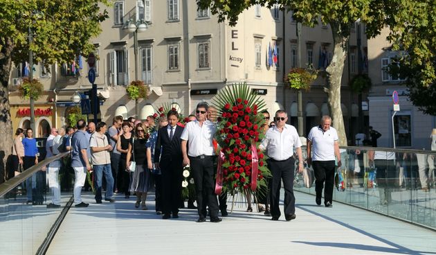 Političari i branitelji položili vijence i upalili svijeće na Mostu branitelja