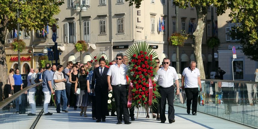 Političari i branitelji položili vijence i upalili svijeće na Mostu branitelja Političari i branitelji položili vijence i upalili svijeće na Mostu branitelja