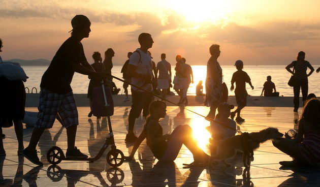 Zadar, 110711.Morske orgulje i  instalacija Pozdrav suncu privlace mnoge turiste pogotovo za vrijeme zalaska sunca.Na slici: turisti na orguljama i  pozdravu suncu. Foto : Vladimir Ivanov / CROPIX