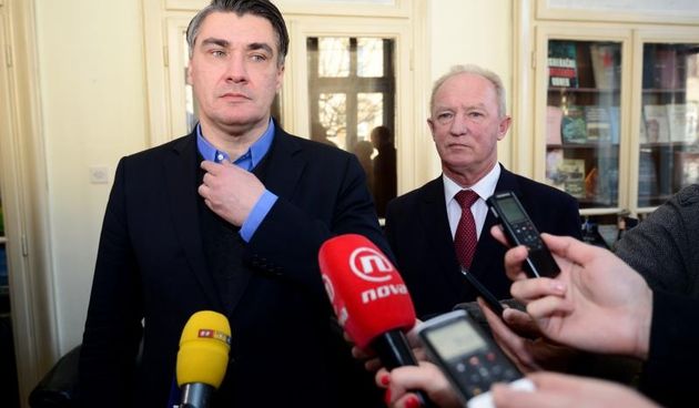 Zagreb – Zoran Milanovic posjetio je Savez antifasistickih boraca i antifasista RH i susreo se s predstavnicima Saveza te dobio plaketu. Zoran Milanovic i Franjo Habulin. Photo: Marko Prpic/PIXSELL