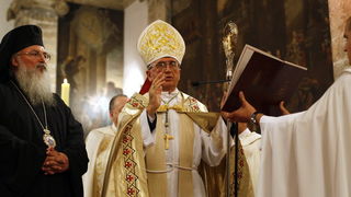 Zadar, 071010
Veceras u crkvi Sv. Sime zadarski nadbiskup Zelimir Puljic predao je relikvije (komad kosti sa noge) Svetog Simuna pravoslavcima – Teofilaktu metropolitu Jordana, vikaru za cijeli grcko-pravoslavni patrijarhat. Pravoslavcima je ovo obecao jo