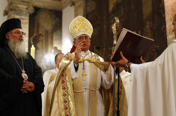 Zadar, 071010
Veceras u crkvi Sv. Sime zadarski nadbiskup Zelimir Puljic predao je relikvije (komad kosti sa noge) Svetog Simuna pravoslavcima – Teofilaktu metropolitu Jordana, vikaru za cijeli grcko-pravoslavni patrijarhat. Pravoslavcima je ovo obecao jo