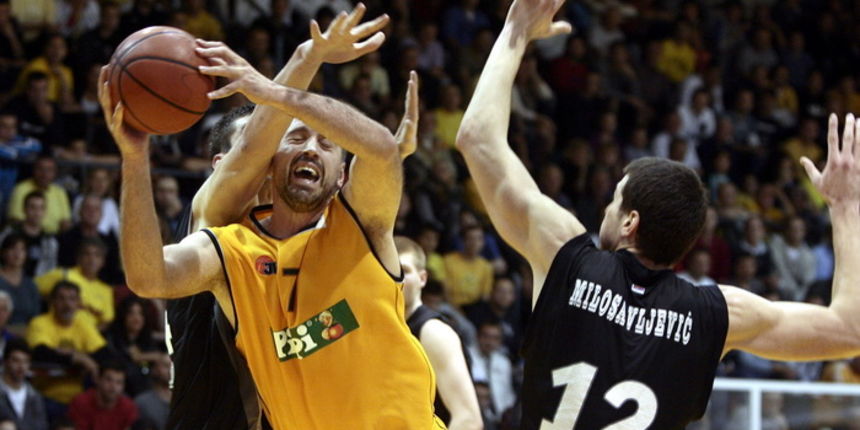 Split,  041112.
Sportska dvorana Gripe.
ABA liga, 7. kolo utakmica KK Split –  KK Partizan.
Na fotografiji: Nikola Vujcic ( Split) i Milosavljevic ( Partizan).
Foto: Vladimir Dugandzic / Cropix