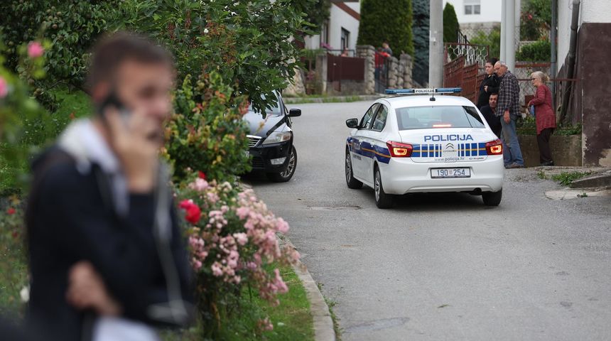 Policijski očevid u Susedgradu gdje je muškarac bez odjeće sjekirom oštetio nekliko automobila Policijski očevid u Susedgradu gdje je muškarac bez odjeće sjekirom oštetio nekliko automobila