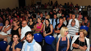 Zadar, 28.07.2011. snimio: Nenad Marčev
HIP HOP – JAZZ
SASKIA LAROO PROJECT (NL-USA-CRO- ITALY)
Saskia Laroo – trumpet, vocal
Warren Byrd – keyboards, vocal
MC Stewlocks Andy Ninvalle – rap, vocal
Daniel Guelli – bass guitar
Sin Banović – dr Zadar, 28.07.2011. snimio: Nenad Marčev
HIP HOP – JAZZ
SASKIA LAROO PROJECT (NL-USA-CRO- ITALY)
Saskia Laroo – trumpet, vocal
Warren Byrd – keyboards, vocal
MC Stewlocks Andy Ninvalle – rap, vocal
Daniel Guelli – bass guitar
Sin Banović – dr