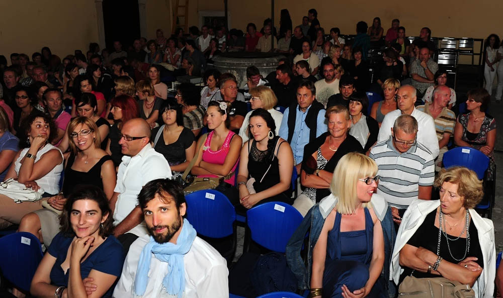 Zadar, 28.07.2011. snimio: Nenad Marčev
HIP HOP – JAZZ
SASKIA LAROO PROJECT (NL-USA-CRO- ITALY)
Saskia Laroo – trumpet, vocal
Warren Byrd – keyboards, vocal
MC Stewlocks Andy Ninvalle – rap, vocal
Daniel Guelli – bass guitar
Sin Banović – dr Zadar, 28.07.2011. snimio: Nenad Marčev
HIP HOP – JAZZ
SASKIA LAROO PROJECT (NL-USA-CRO- ITALY)
Saskia Laroo – trumpet, vocal
Warren Byrd – keyboards, vocal
MC Stewlocks Andy Ninvalle – rap, vocal
Daniel Guelli – bass guitar
Sin Banović – dr