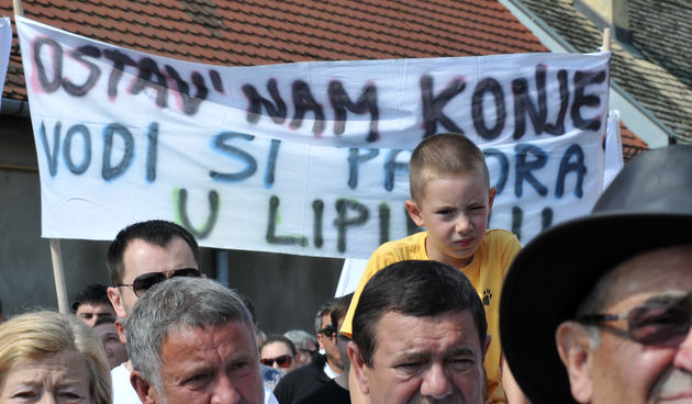 Djakovo, 010810. Mirni prosvjed djakovcana protiv propajanja drzavne ergele lipicanaca u Djakovu Hrvatskom konjogojskom centru u Lipiku. Foto: Damir Glibusic / CROPIX