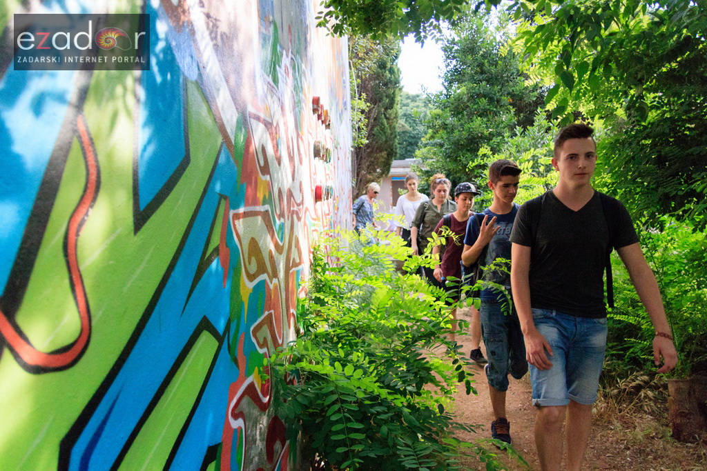 Simboličnim rušenjem zida započeo je urbani festival KvartArt na Voštarnici