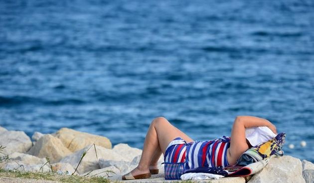 Unatoc oblacnom i vjetrovitom vremenu, Splicani i turisti uzivali na gradskoj plazi Znjan. Photo: Marko Prpic/PIXSELL Autor  Marko Prpic/PIXSELL Ključne riječi  Splicani, more, ljeto, kupanje, suncanje, plaza, Split, turisti, Znanj