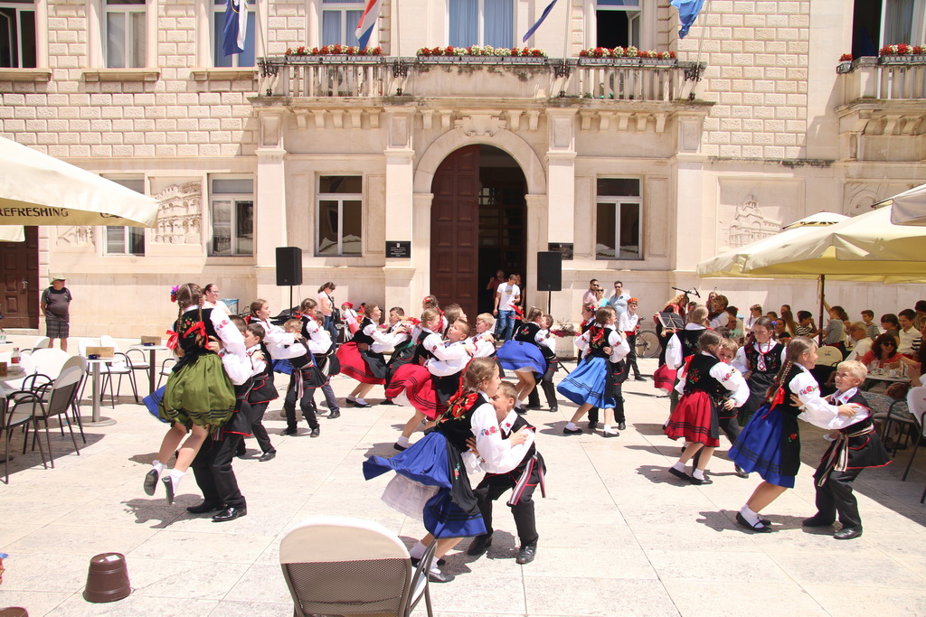 OŠ Zadarski otoci, učenici na Narodnom trgu