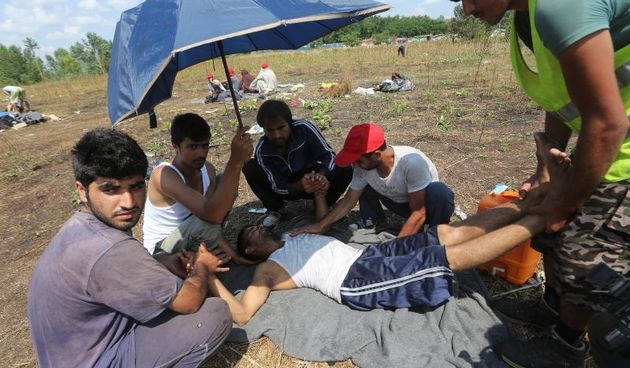 Improvizirani izbjeglicki kampa na granici Srbije i Madjarske kod mjesta Horgos.Trenutno se u kampu nalazi oko 1000 ljudi sa dijecom, a preko sto osoba strajka gladju zbog zatvorene granice s Madjarskom gdje su pojacane policijske i vojne snage. Hitna med