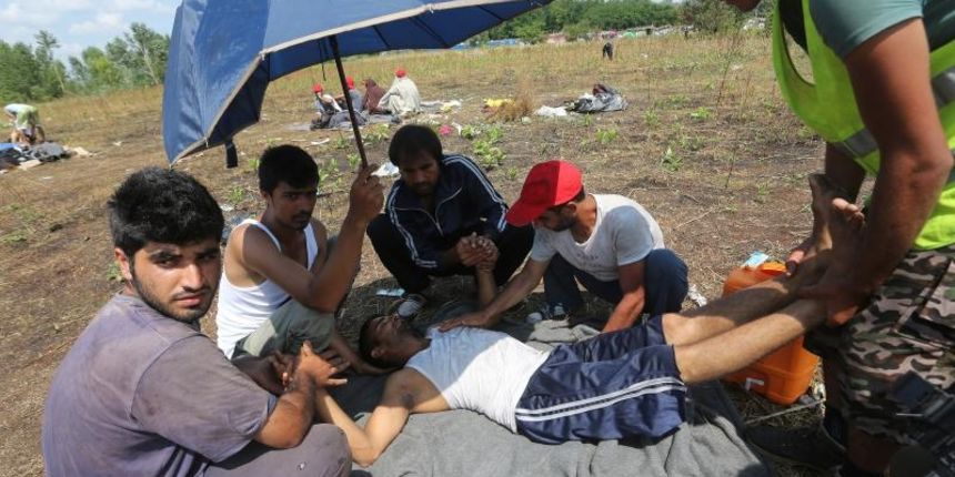 Improvizirani izbjeglicki kampa na granici Srbije i Madjarske kod mjesta Horgos.Trenutno se u kampu nalazi oko 1000 ljudi sa dijecom, a preko sto osoba strajka gladju zbog zatvorene granice s Madjarskom gdje su pojacane policijske i vojne snage. Hitna med