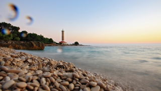 Dugi otok, 260609.
Dugi otok je jedva 1,5 sat udaljen od Zadra, jedan je od skrivenih Jadransih bisera. Sa raznolikom prirodom i plazama, cistim morem, on je namjenjen gostima koji vise cijene prirodu od zabave.
Na slici: sjeverozapadni dio otoka, lantern