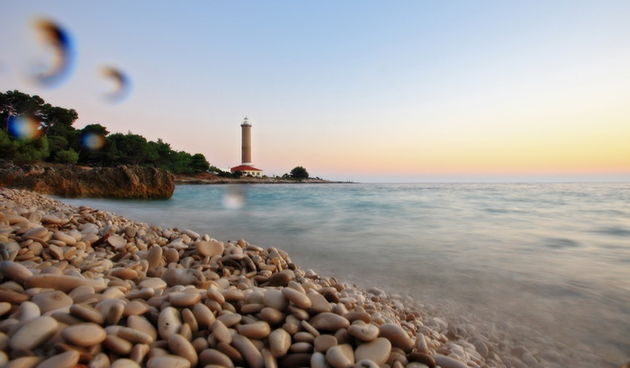 Dugi otok, 260609.
Dugi otok je jedva 1,5 sat udaljen od Zadra, jedan je od skrivenih Jadransih bisera. Sa raznolikom prirodom i plazama, cistim morem, on je namjenjen gostima koji vise cijene prirodu od zabave.
Na slici: sjeverozapadni dio otoka, lantern